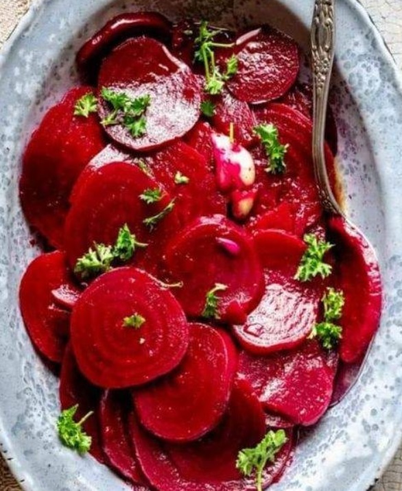 Il delizioso succo di barbabietola e limone pulisce i rifiuti del colon e fa perdere peso