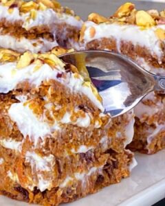 Barrette salutari di carote, avena e noci con crema di yogurt alla ricotta