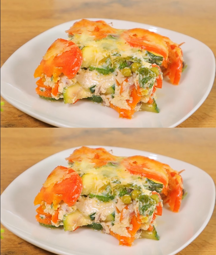 Casseruola di zucchine e verdure con mozzarella e salsa cremosa