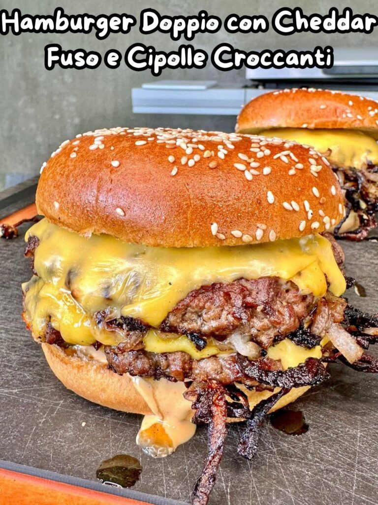 Hamburger Doppio con Cheddar Fuso e Cipolle Croccanti
