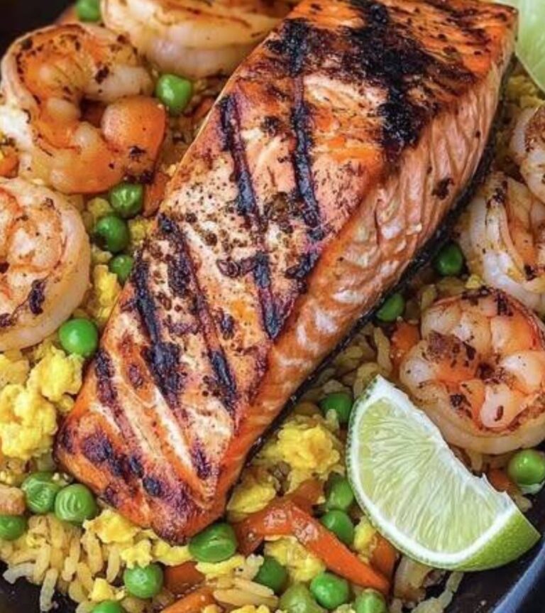 Salmone Grigliato con Gamberi e Riso Fritto – Un Piatto Completo, Ricco di Sapori e Colori