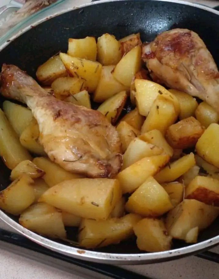 Cosce di Pollo Paesano con Patate al Rosmarino