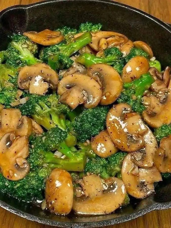 FUNGHI ALL’AGLIO E BROCCOLI