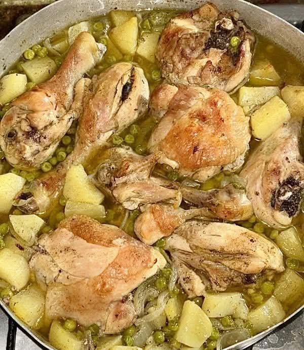 Pollo in Umido con Patate e Piselli