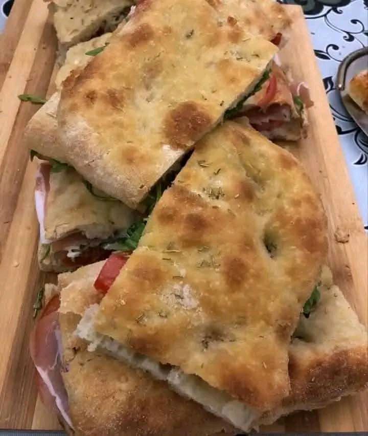 Focaccia Soffice da Farcire con Prosciutto Crudo Mozzarella Rucola e Pomodori