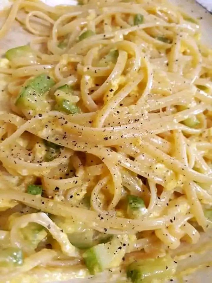 Linguine con zucchine uovo parmigiano e pepe nero