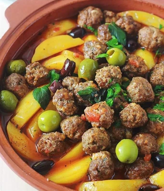 TAJINE CON POLPETTE, PATATE E OLIVE