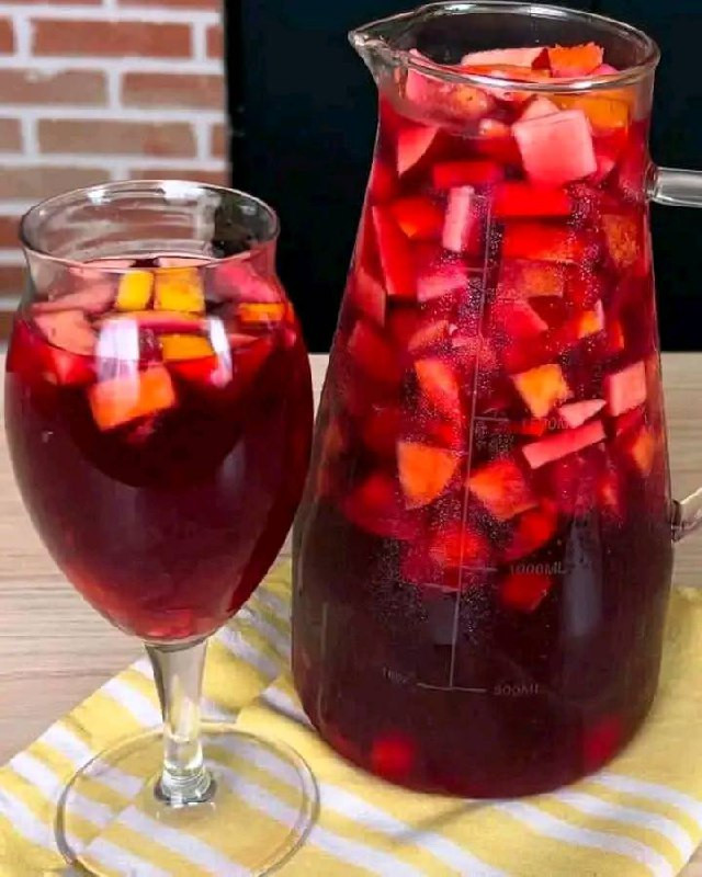 Sangria Party d’Estate: Il Cocktail Spagnolo Che Fa Ballare Ogni Serata!
