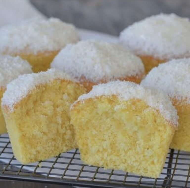Muffin al cocco irresistibilmente soffici: con o senza burro, una delizia da provare!