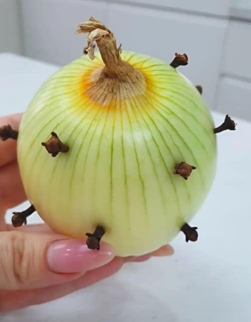 Mia nonna mette sempre un chiodo nella cipolla: sono rimasto sorpreso quando ho scoperto il perché