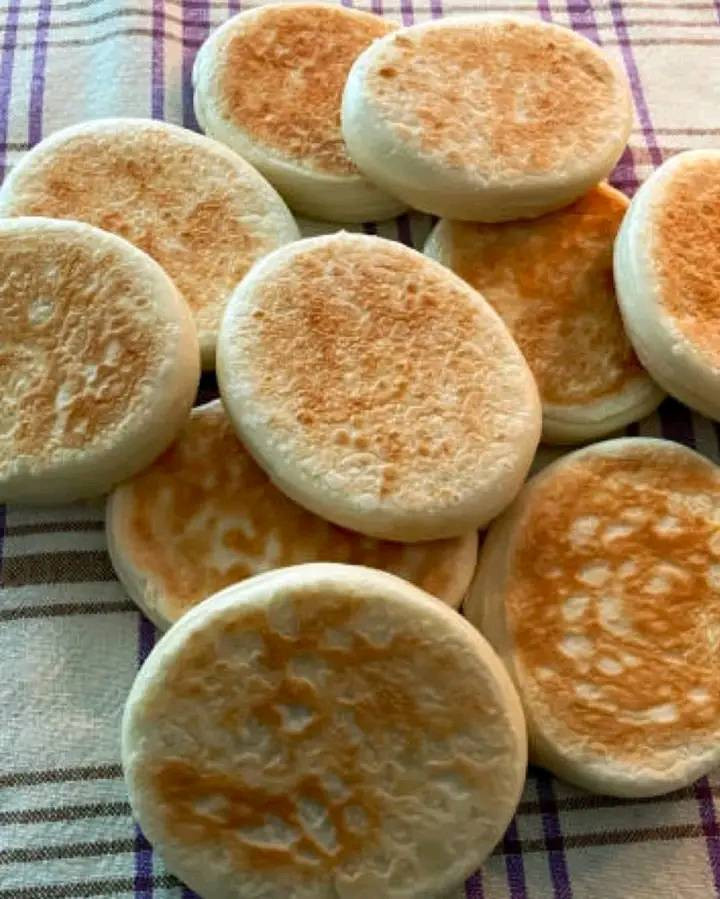 Tigelle Modenesi – Piccole focaccine rotonde tipiche di Modena, perfette per essere farcite con salumi, formaggi o salse