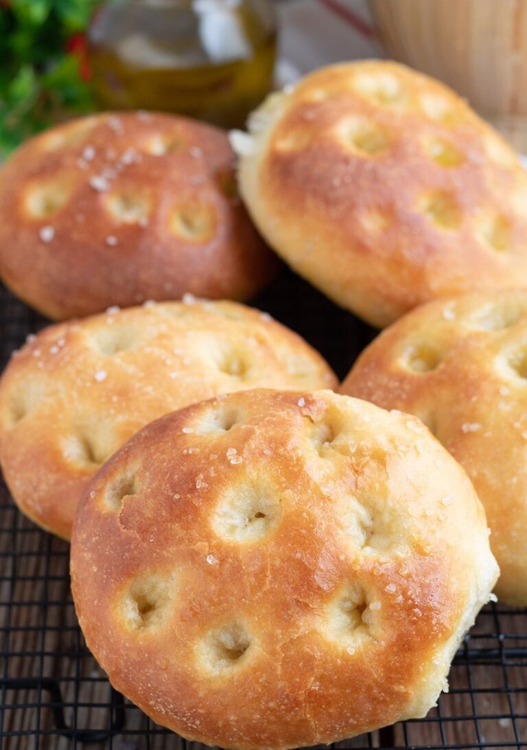 Focaccine morbide al latte: la ricetta con ingredienti semplici per ogni occasione