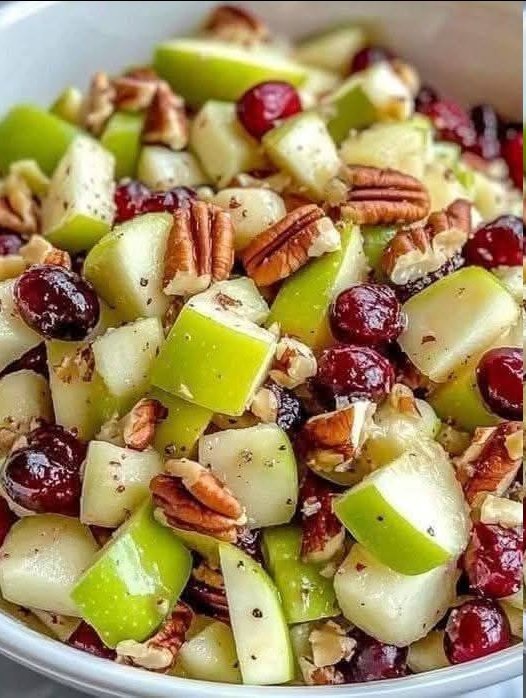 INSALATA DI MELE CON MELE HONEYCRISP, SEDANO, UVA, NOCI PECAN E MIRTILLI ROSSI SECCHI