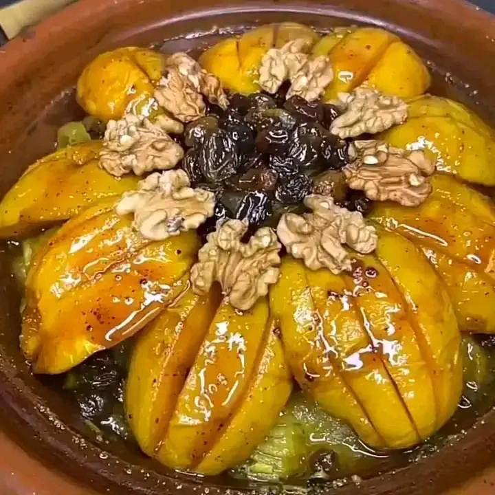 Tagine di pollo con cipolle, uvetta e mele cotogne