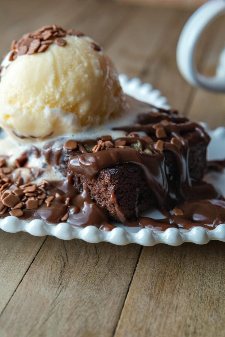 Brownie Caldo con Gelato e Salsa al Cioccolato