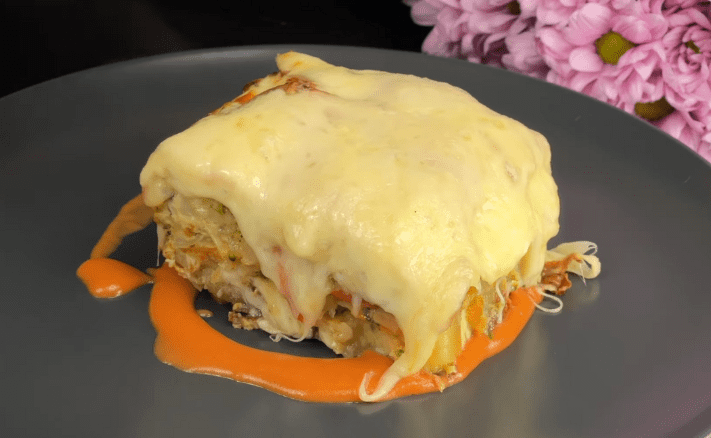 Casseruola di verdure e patate con formaggio e prosciutto