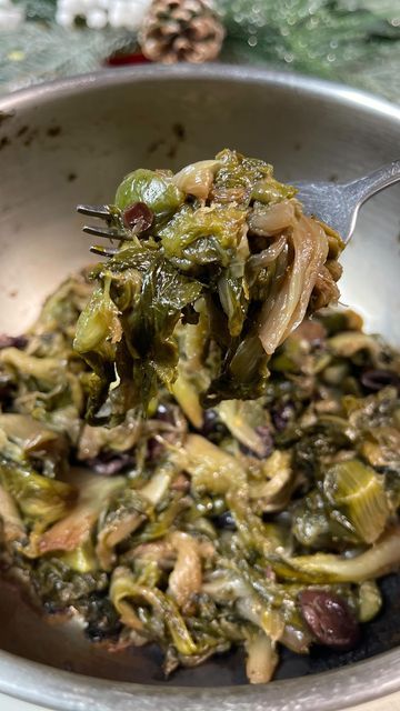 Scarole con capperi, olive nere e acciughe: ricetta saporita e veloce